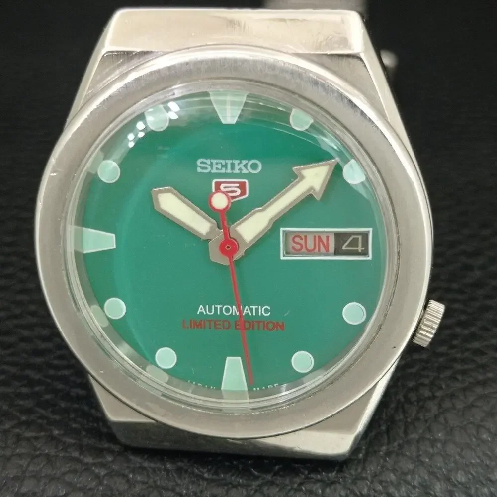 Vintage 1981 Seiko Automatic Mens Silver Watch W/daydate & Red accents